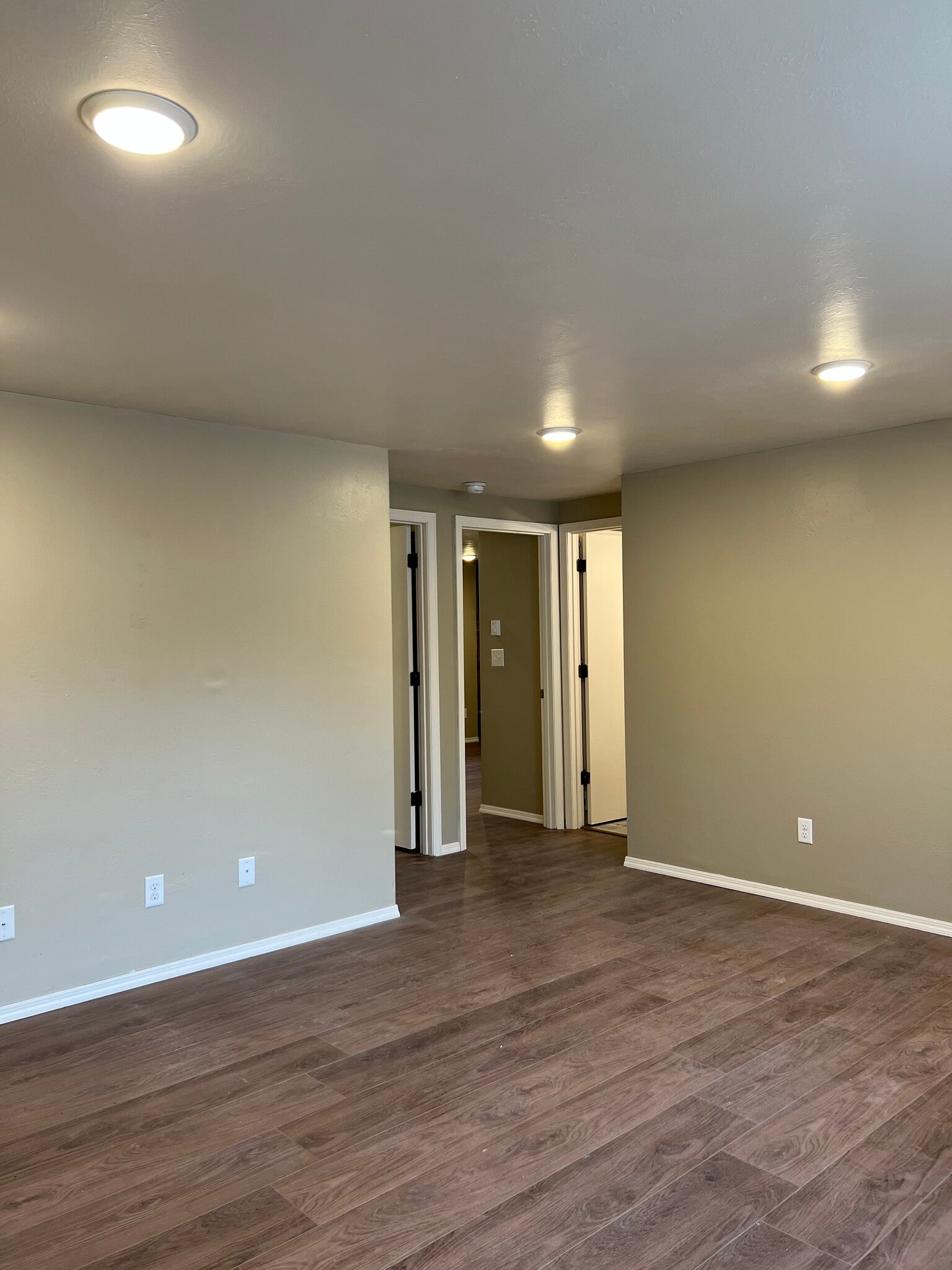 Building Photo - 730 Schoen St