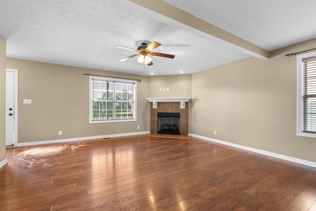 Building Photo - Large, Nice home close to Fort Campbell and Shopping