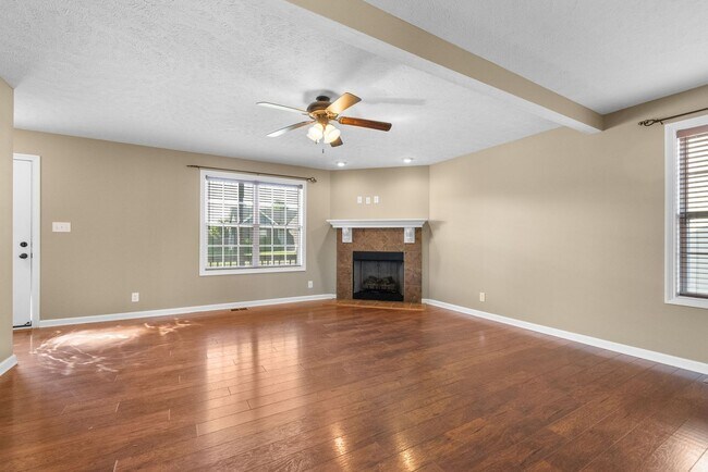 Building Photo - New Move In Incentive Added- Large, Nice home close to Fort Campbell and Shopping