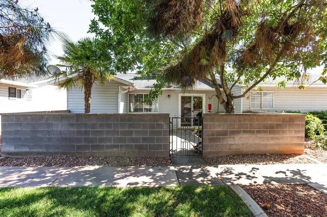 Building Photo - Easy Living! 3 Bedroom Home Condo in St. G...