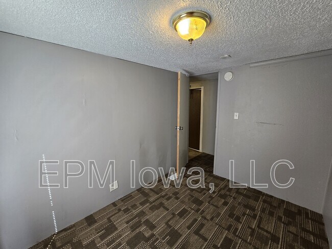 Building Photo - 700 W Ridgeway Ave