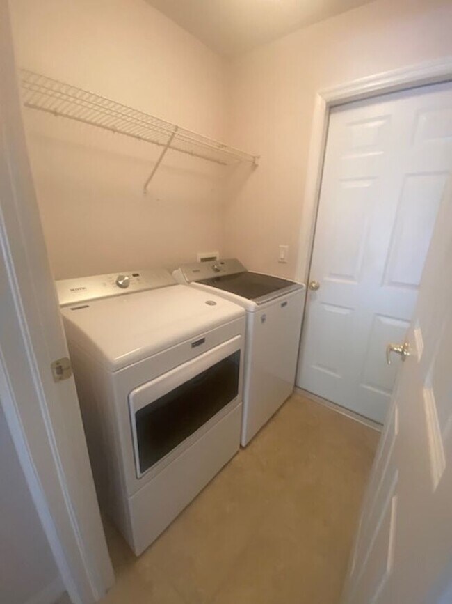Building Photo - 3 bedroom 2 bath pool home in Colonial Cou...