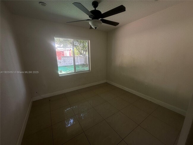 Building Photo - 3104 Tarpon Dr