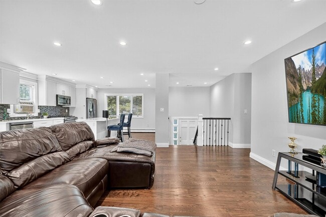 Building Photo - 76 Amundsen Ln