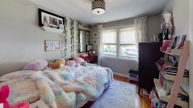 Building Photo - 37 Centre St