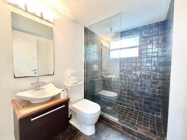 Building Photo - Tastefully furnished 1bed/1bath in the hea...
