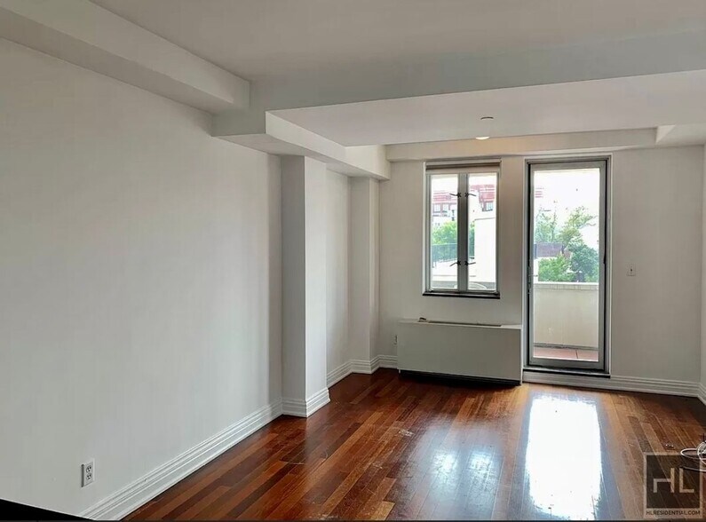 Building Photo - 31 AVENUE