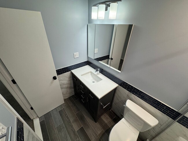 Building Photo - Sun-filled And Spacious 2 Bed 2 Bath Condo With Balcony In Desired Willow Point