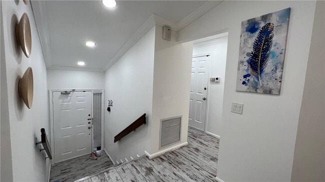 Building Photo - 5580 Coach House Cir