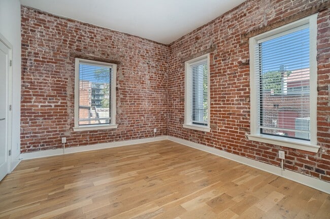 Building Photo - Modern 1 Bedroom, 1 Bath Apartment Home  Located In Historic Westport