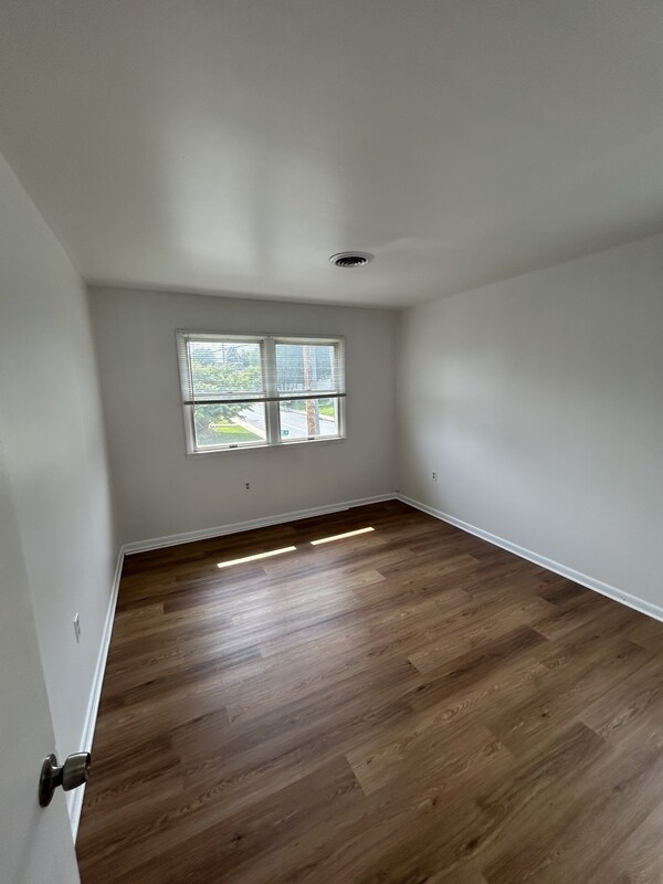 Building Photo - 302 Hillside Dr
