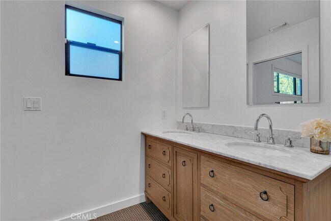 Building Photo - 2712 Henrietta Ave