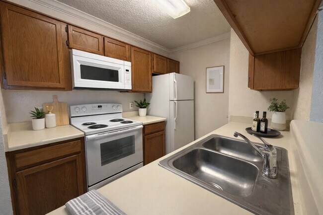 Building Photo - 2121 Hepburn St