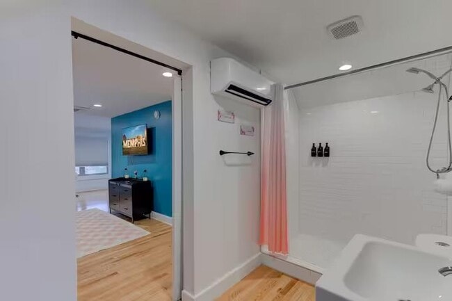 Building Photo - 2030 Young Ave