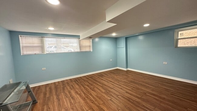 Building Photo - 4819 W Winnemac Ave