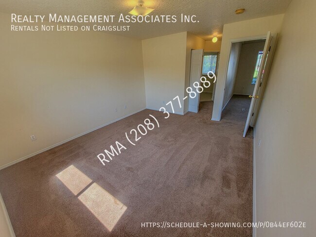Building Photo - 625 N Mineral Wells Ave