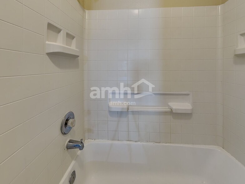 Building Photo - 22270 Queenbury Hills Dr