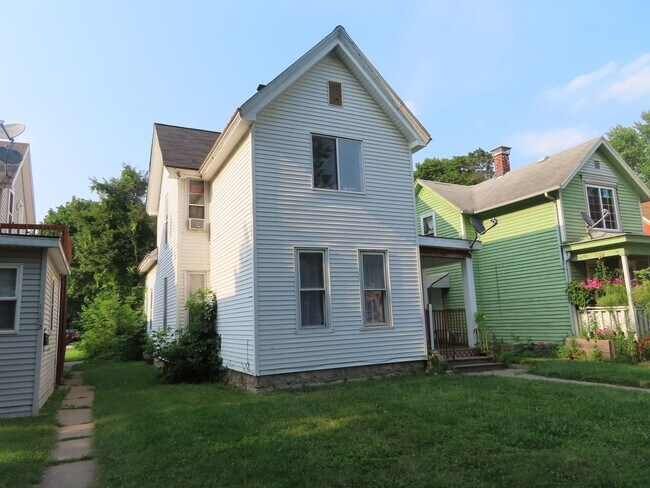 Building Photo - 1026 Stophlet St