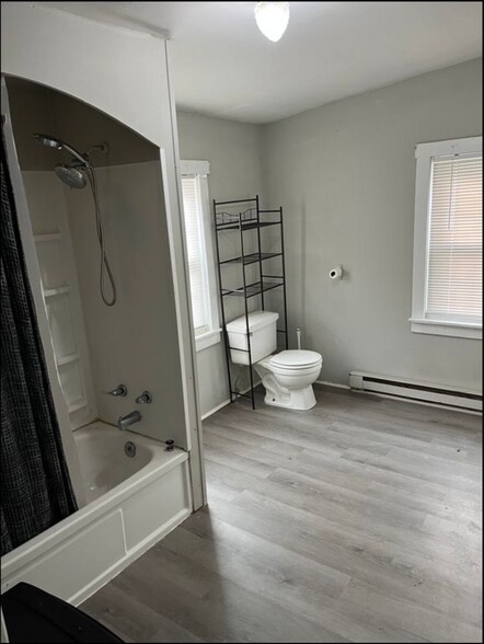 Building Photo - 114 N Brown St