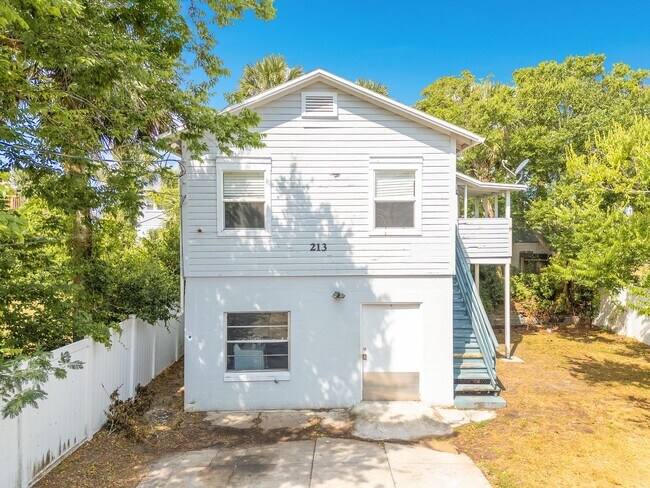 Building Photo - 2nd Story Beachside Apartment