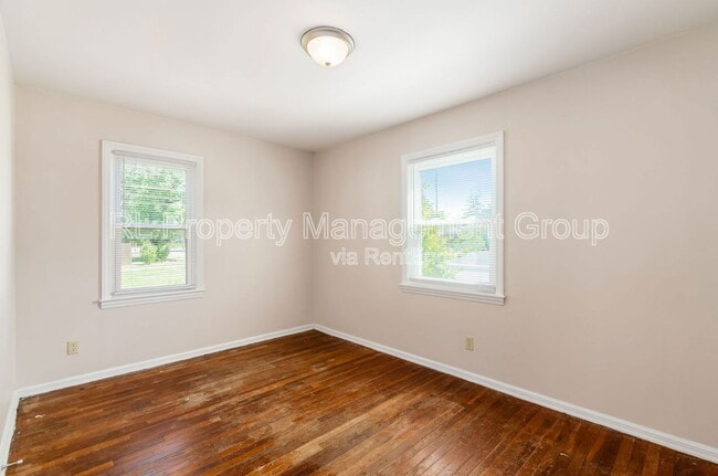 Building Photo - 3233 Hiawatha St
