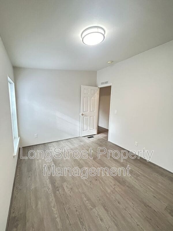 Building Photo - 2520 NW Robinhood St