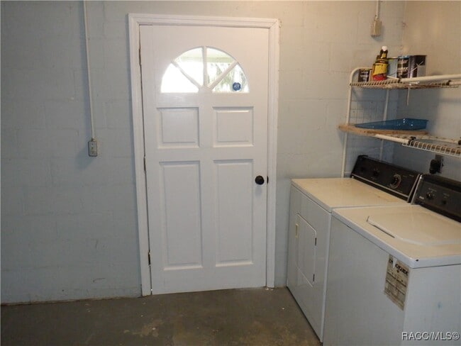 Building Photo - 9513 E Village Green Cir