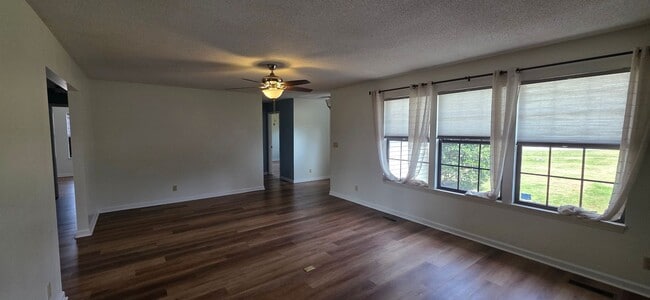 Building Photo - Location, Location, Location! This 3 bedroom / 2 bath is located within walking distance to Druid...