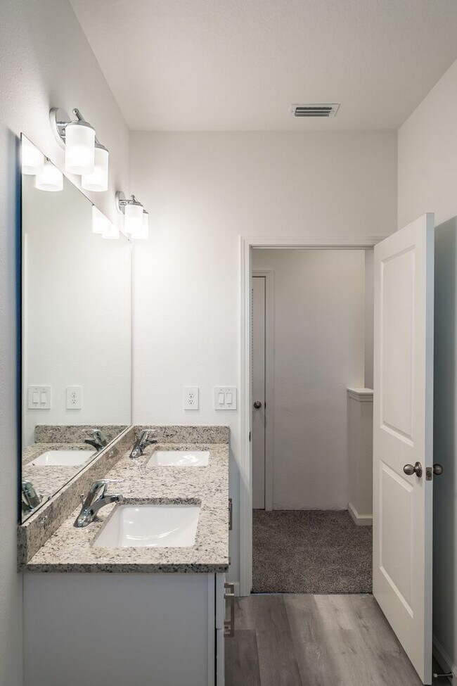Building Photo - 5359 Vista Lago Dr