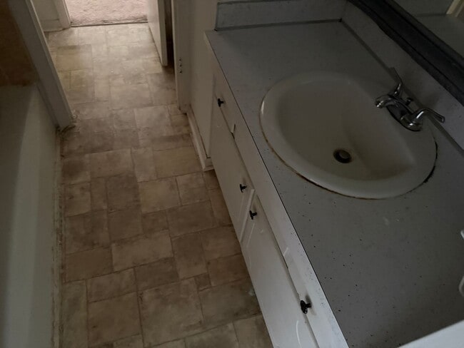 Building Photo - ? Updated 2-Bedroom Townhome in Coventry W...