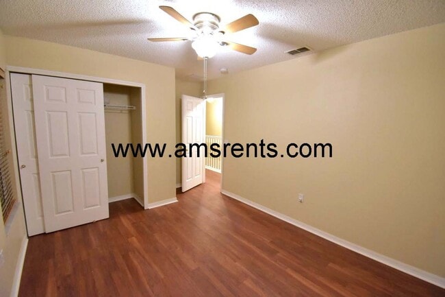 Building Photo - Delightful 3 bedroom 2.5 bath House