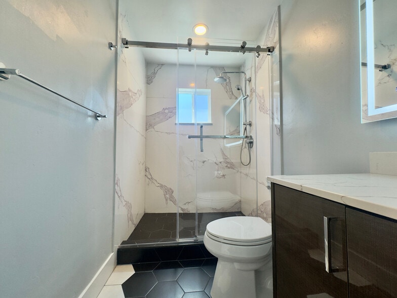 Building Photo - 914 Everett Ave