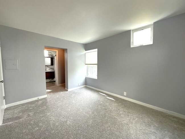 Building Photo - EPIC REA: Bright 1bd/1ba Condo with Washer/Dryer in unit and Parking!
