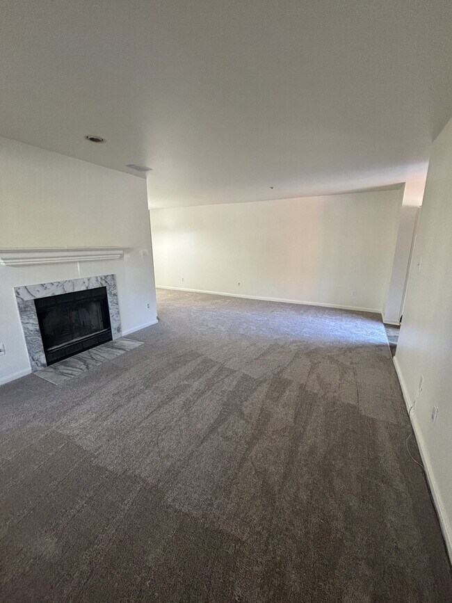 Building Photo - 4805 River Valley Way