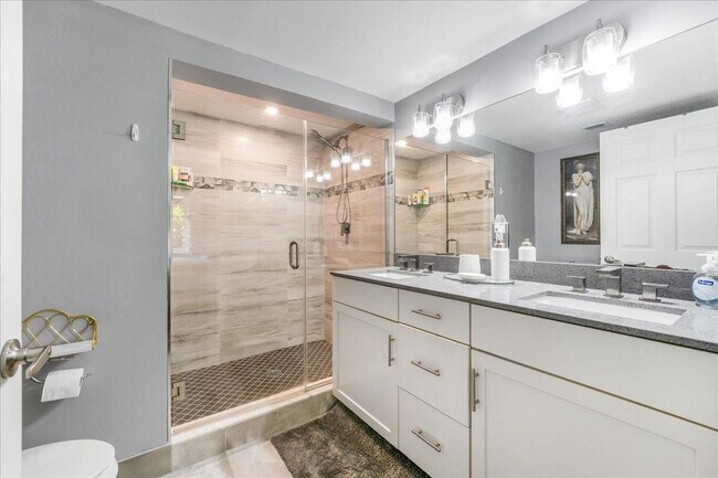 Building Photo - 1203 Hillsboro Mile