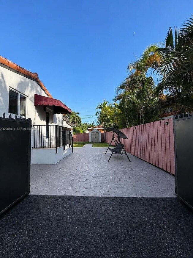 Building Photo - 8260 SW 27th Terrace