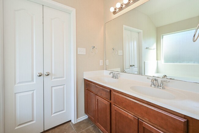 Building Photo - 2119 Mateo Park Dr