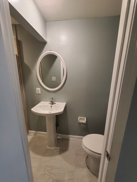 Secondary Bathroom - 2923 Sunset Ln