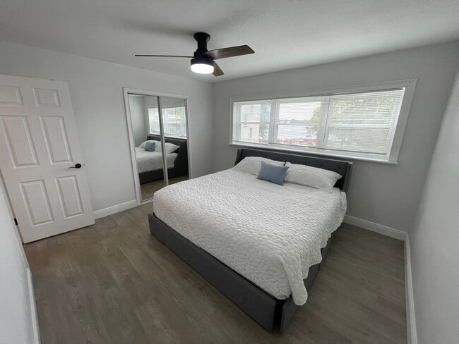 Building Photo - 2/1 condo on Lake Killarney!!!