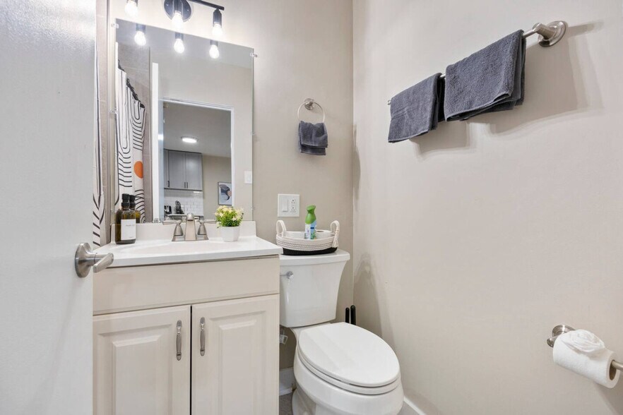 Building Photo - 1009 Front St