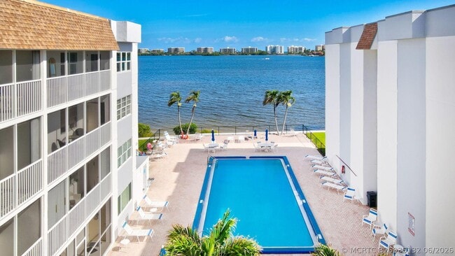 Building Photo - 1516 S Lakeside Dr