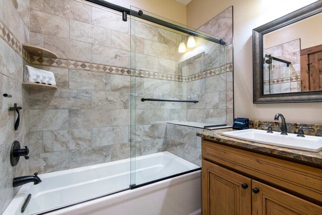 Building Photo - 1330 Larsen Ln