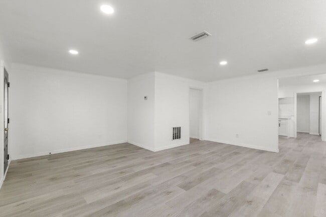 Building Photo - NEWLY RENOVATED Home For Rent in St Petersburg!