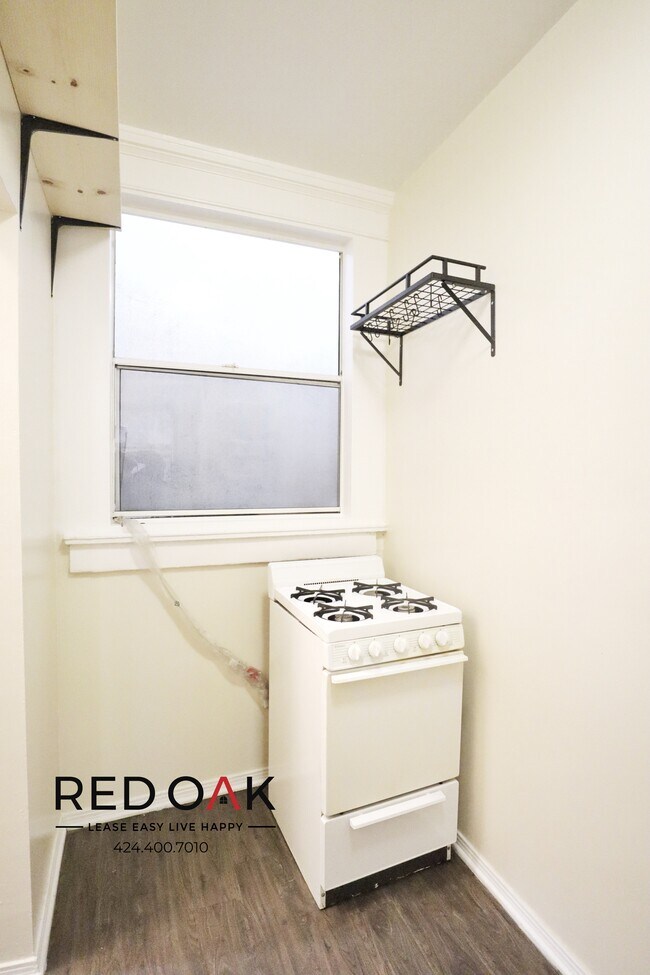 Building Photo - Completely Remodeled Top Floor Studio With...