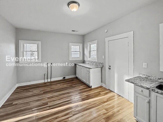 Building Photo - 4 Bed/1 Bath Home with On-Street Parking / Pet-Friendly / Vouchers Accepted / Available Now!