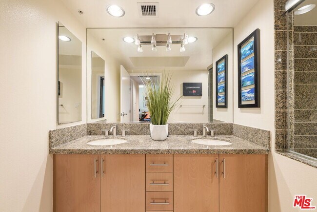 Building Photo - 13700 Marina Pointe Dr