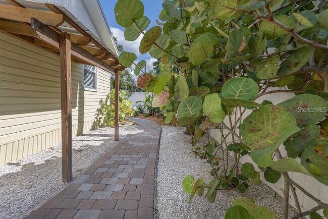 Building Photo - 213 W Alfred St