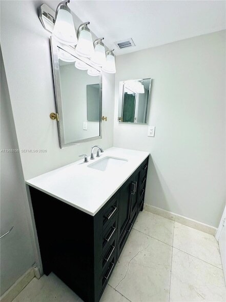 Building Photo - 2555 Collins Ave