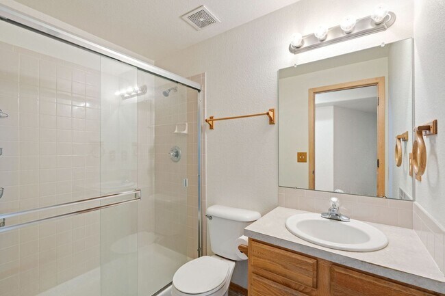 Building Photo - Spacious 5-Bedroom, 4-Bathroom home in Wes...