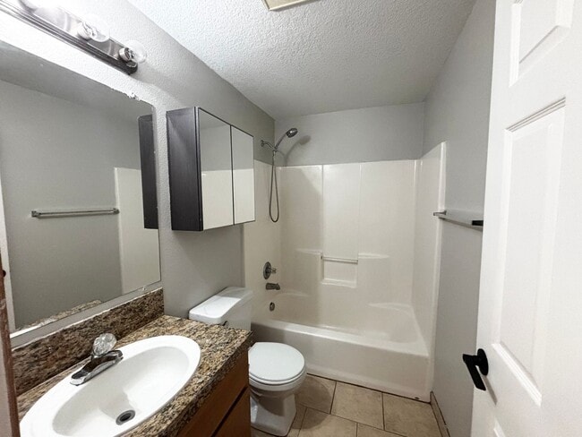 Building Photo - Modern Condo in Gresham near Glendoveer!